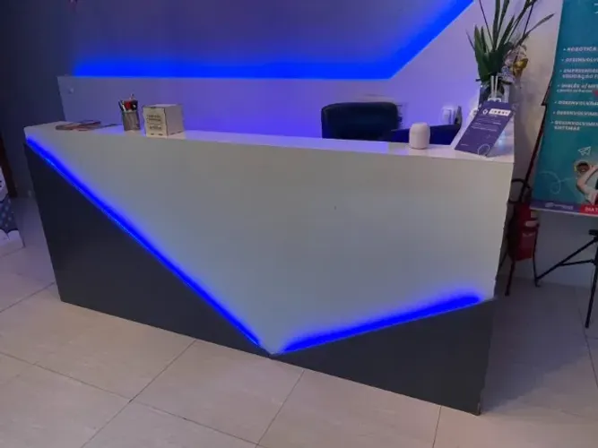 Balcão de Recepção em L Moderno com LED Integrado