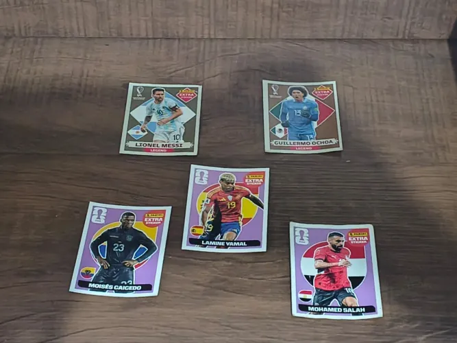Figurinhas legends da copa de 22 e 26