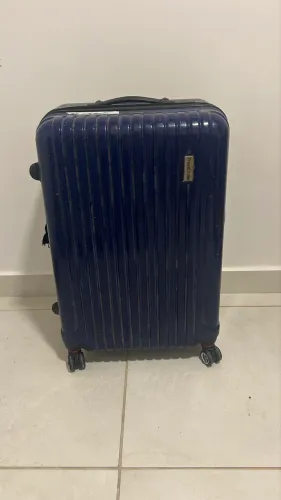 Vendo mala de viagem grande R$ 180,00, tá só suja de poeira