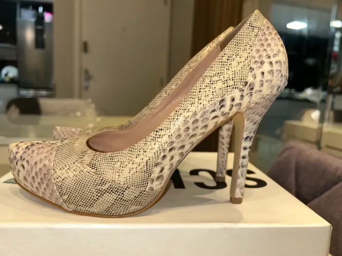 Scarpin Salto Alto de Cobra Python - estado de novo - NÚMERO 38