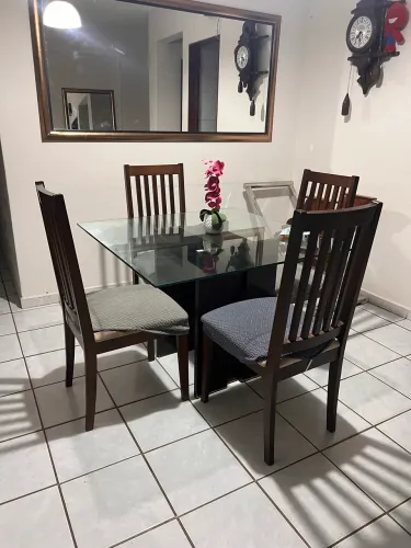 Mesa de 4 cadeiras de madeira 