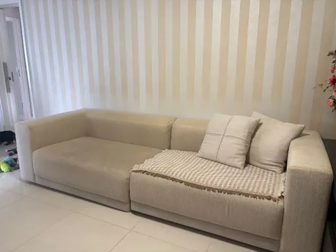 Sofá elegante bege com assento alongado