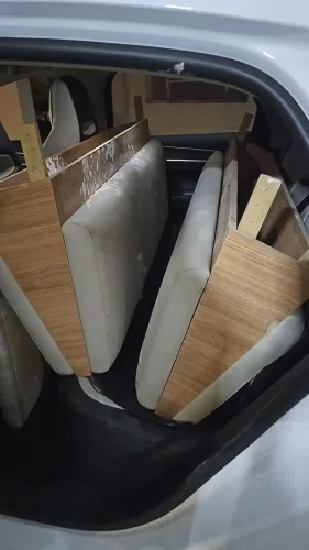 Peças de um sofa de cantina estofado