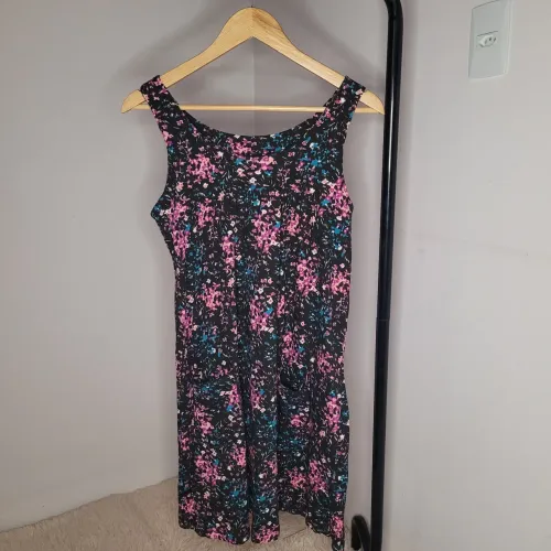 Vestido regata curto, fundo escuro com flores, tamanho G