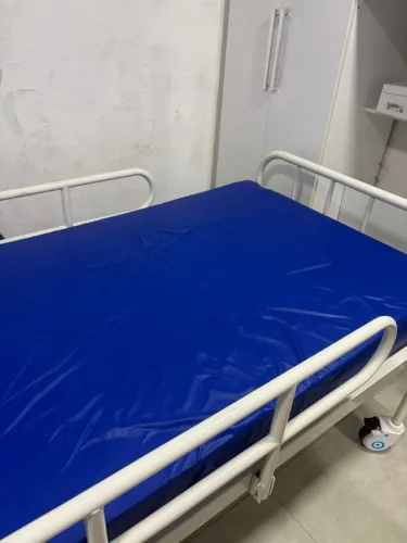 Cama hospitalar + colchão, semi nova. Usada há menos de 1 ano.
