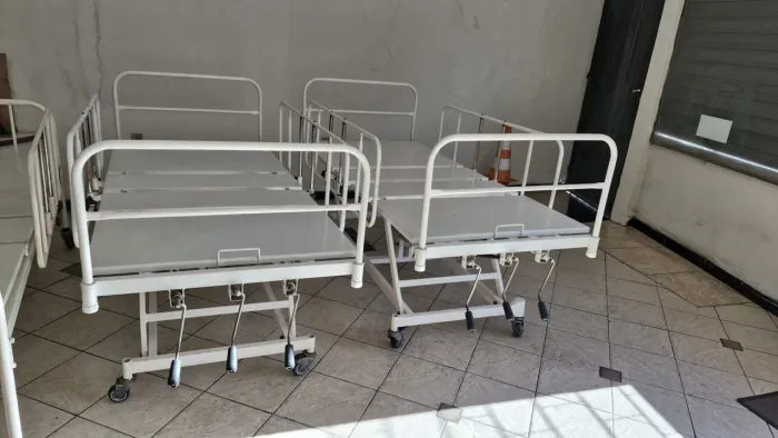 Cama Hospitalar com 3 Manivelas e regulagem de altura da cama