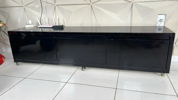 Rack madeira maciça com rodinhas e 3 gavetas 