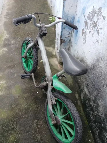Bike infantil tudo funcionando so pintar