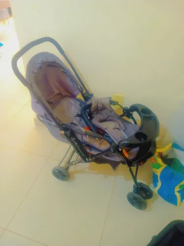 Vendo carrinho de bebê + bebê conforto marca cosco