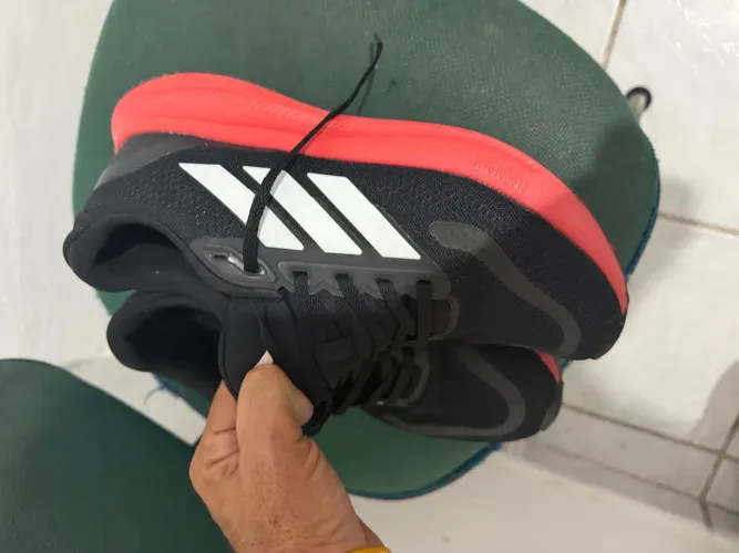 Tênis ? da adidas top pra atividade é muito novo
