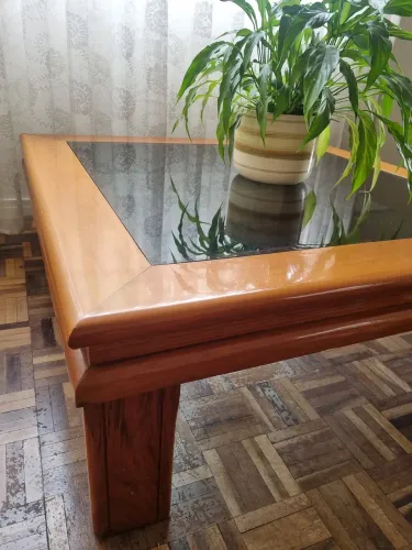 Mesa em madeira maciça com tampo de vidro fumê medindo 1mt x 1mt e 35 cm de altura 