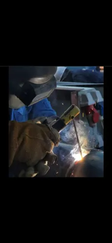 Soldador especializado em fabricação de peças e estruturas metálicas