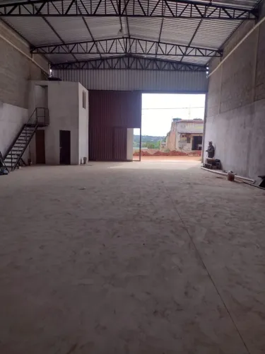 GALPÃO COM 360m2
