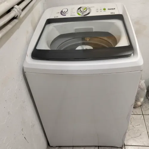 Máquina de lavar roupa com defeito 