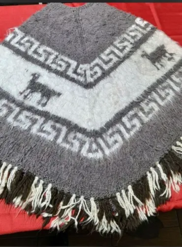 poncho peruano de lã cinza e branco