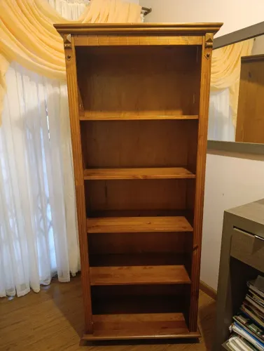Estante de madeira para livros