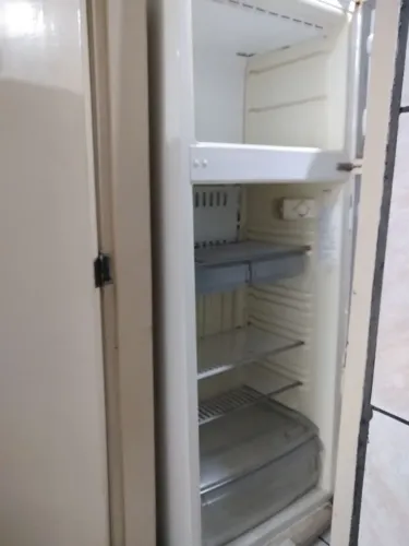 Geladeira com defeito.