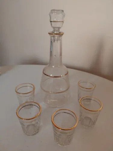 Licoreira antiga de vidro transparente e 5 copos com detalhes em fio de ouro