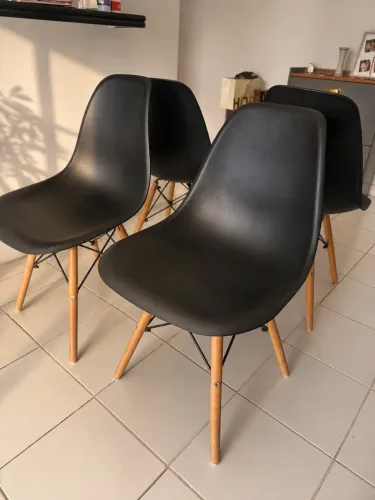 Cadeiras com pés de madeira 