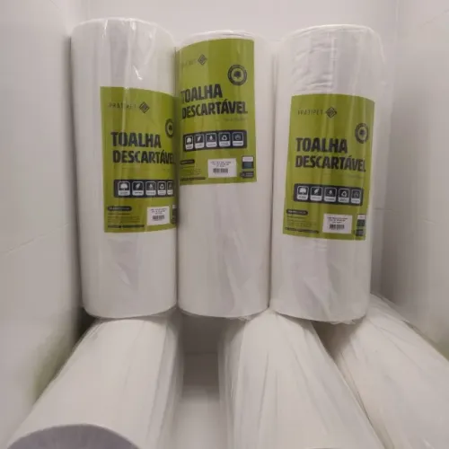 Rolo de toalha descartável.
