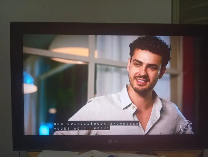 Vendo Tv de 32 polegadas bem conservada com antena e controle. NÃO É SMART
