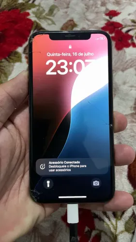 iPhone com tela e traseira trincada porém funcionado perfeitamente