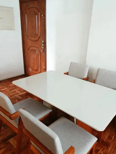 Mesa com 4 cadeiras madeira maciça