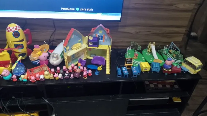 Praça da Peppa e helicóptero da Peppa mais um boneco 