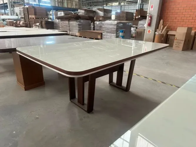 05 - Mesa Retangular 2,00 x 1,10 m | Tampo Duplo Branco e Amadeirado | Pés em Madeira