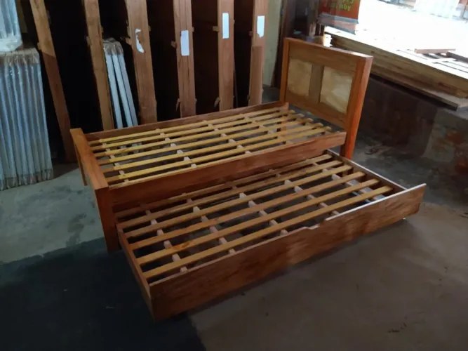 Cama de solteiro com cama auxiliar de madeira maciça