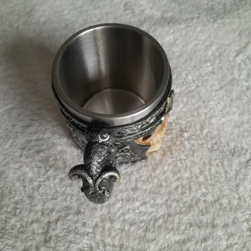 Caneca de metal e resina nova