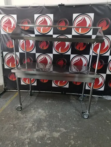 Mesa toda no aço inox com rodízio pra facilitar a locomoção