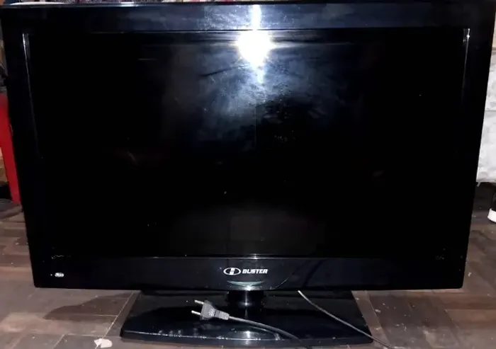 TV 32 polegadas Buster Funcionando Perfeita Com HDMI Pra Vira SMART 550$