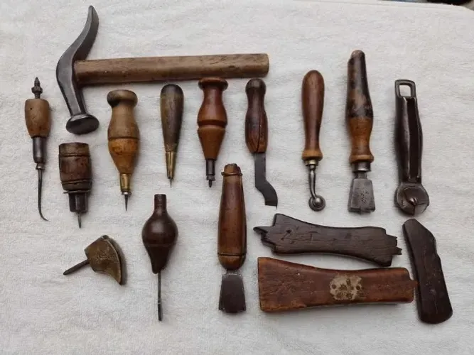 Ferramentas antigas de sapateiro.
