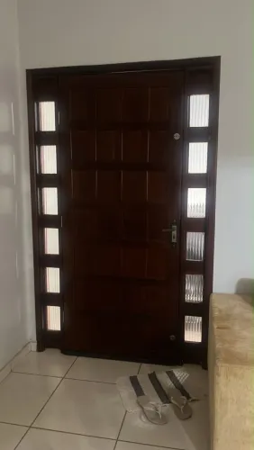 Portas de madeira maciça