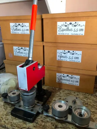 Máquina de Bottons Chigueto Completa - 2 Matrizes + Cortador + Grande Estoque de Insumos