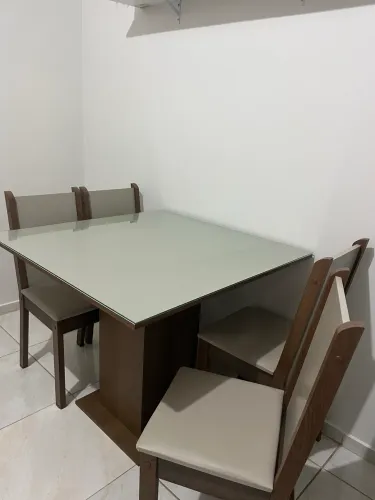Mesa de madeira com tampo de vidro, 4 lugares