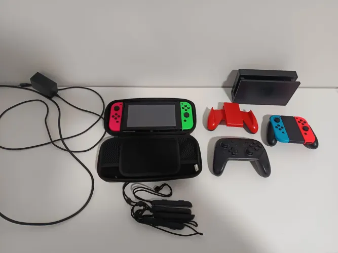 Nintendo Switch V2 em ótimo estado com joy-con extra e pro controller extra.