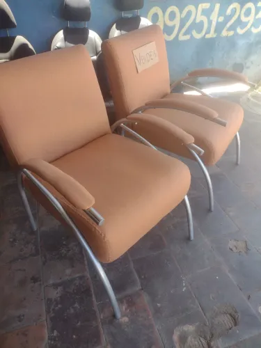 Duas poltronas semi-novas  de espera para escritório/residência e/ou consultório.