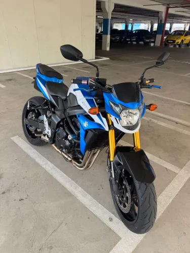 SUZUKI GSR 750