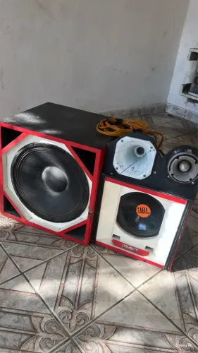 SOM TOPADO !! 1 de 15 , 1 de 10 , corneta e tweeter , dois módulos e fonte com toca cd