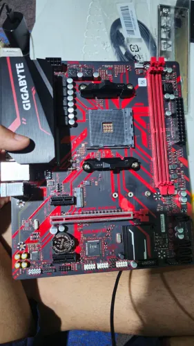 Placa mãe B450M gaming gigabyte novo!