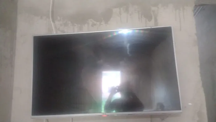 Vendo essa tv ela funciona perfeitamente, mas está com uma listra na tela