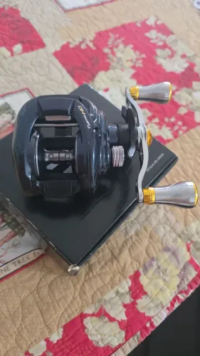 Carretilha Daiwa Tatula Type HD 200HS direita