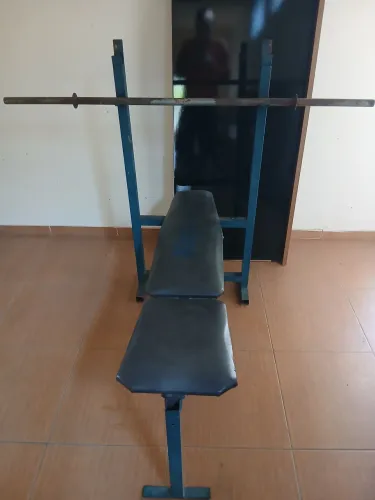 Aparelho de supino com a barra