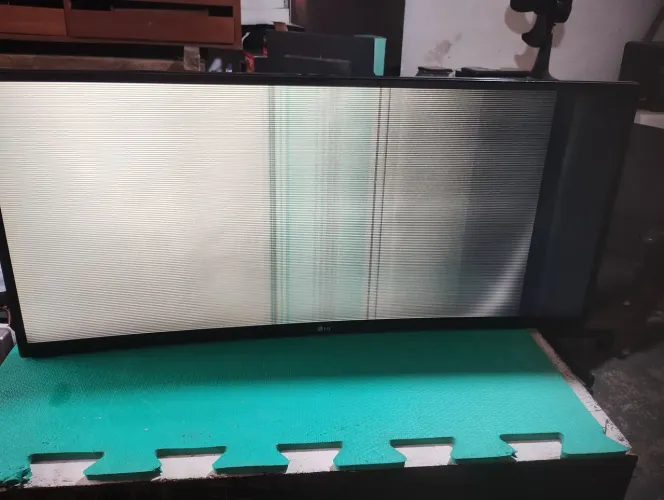 monitor LG UltraWide 34UC79G-B com defeito no display