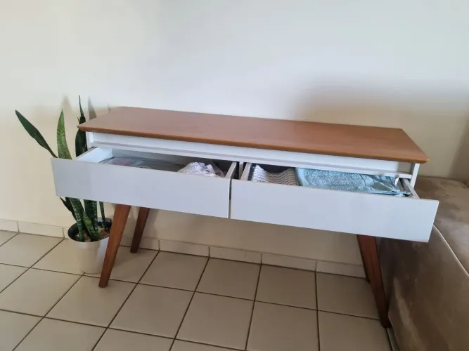 Aparador e um prato giratória de mesa.