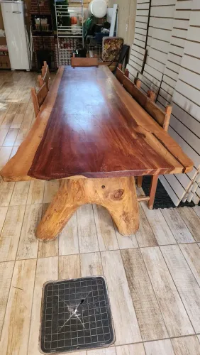 Vende-se mesa de madeira com 8 cadeiras