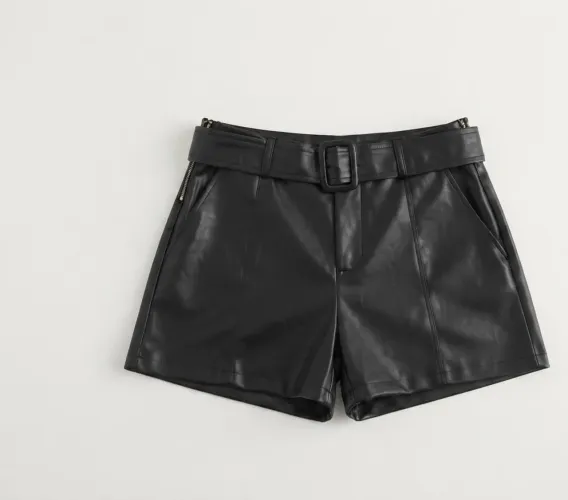 Shorts de Couro Preto com Cinto