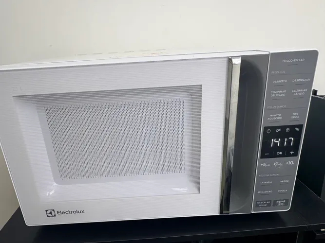 Micro-ondas Electrolux 23L Branco - Painel Digital